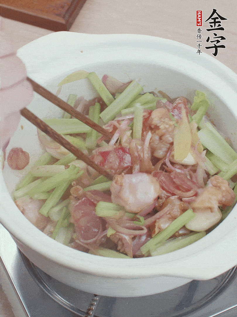 下牛蛙、芹菜、香腸翻炒。