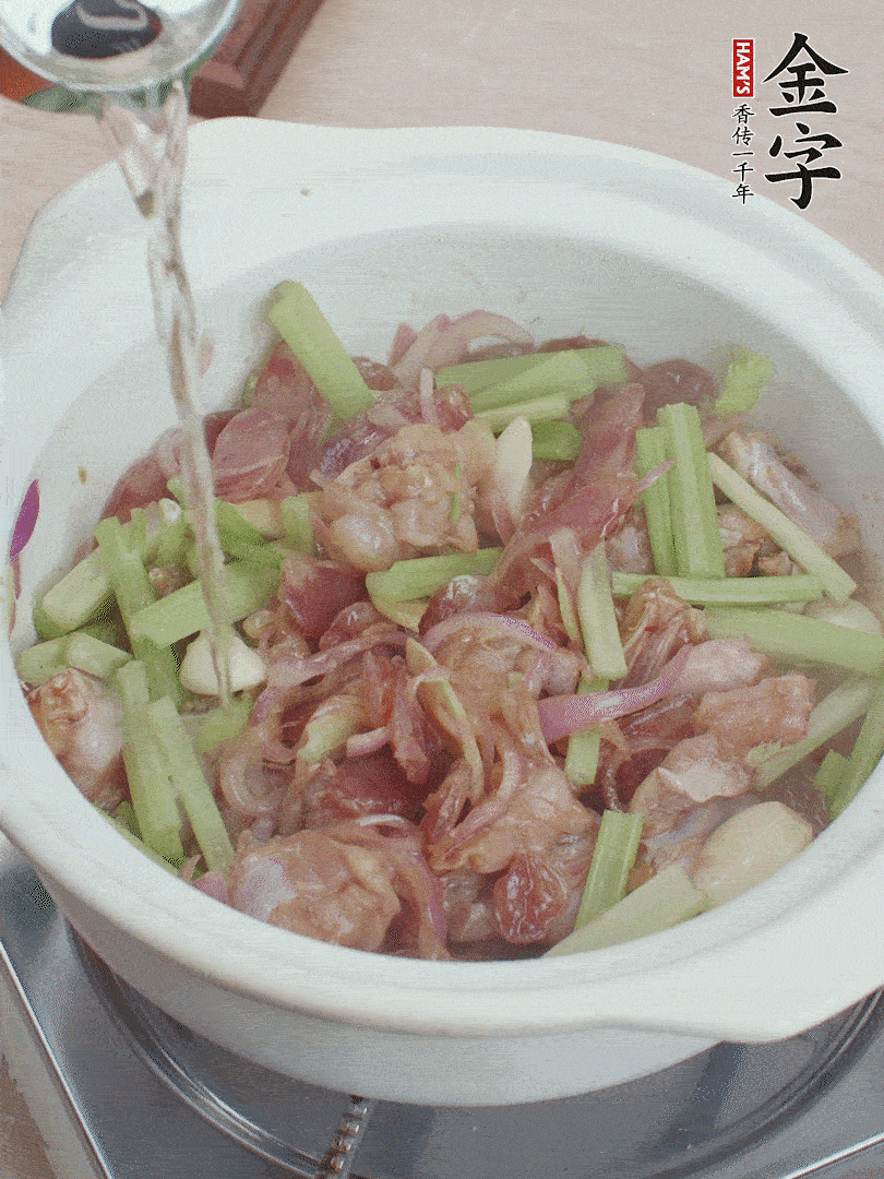 牛蛙變色后，淋點(diǎn)啤酒，加蓋后調(diào)小火燜10分鐘。