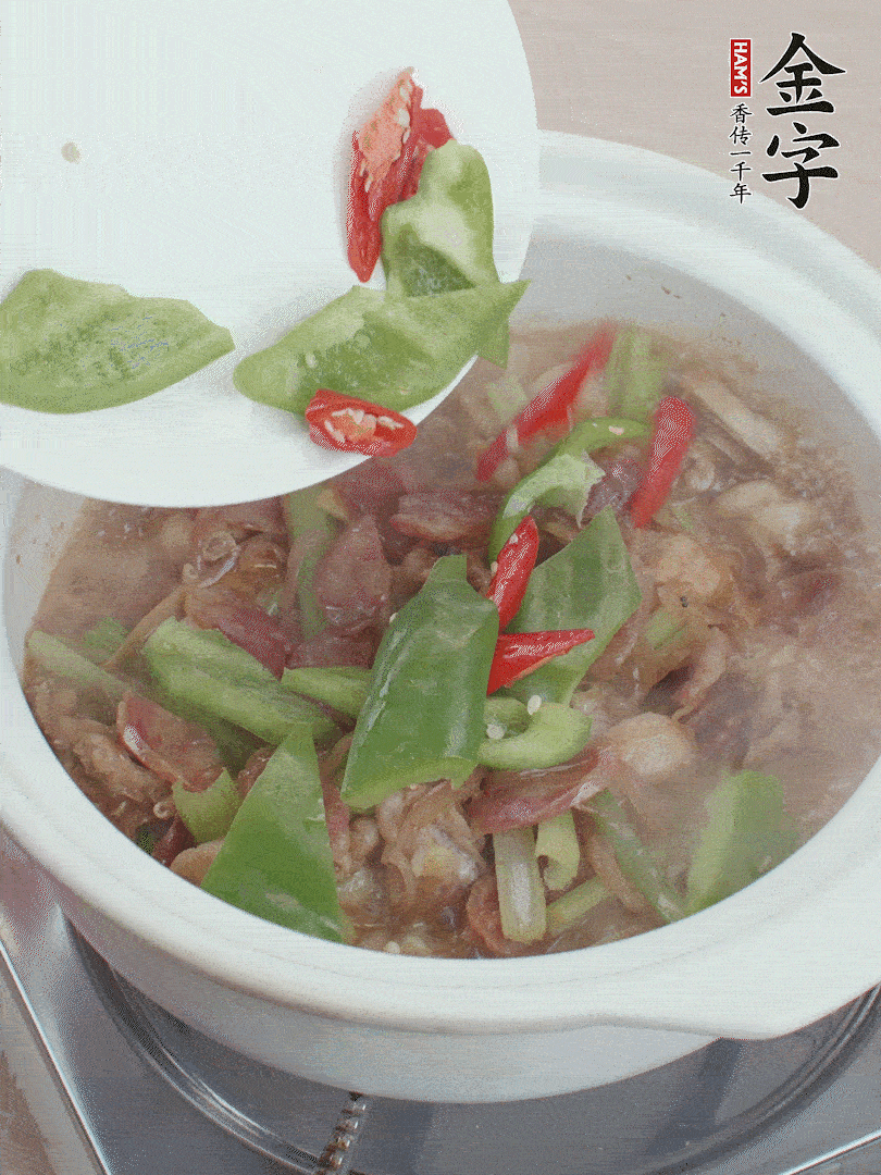 下綠菜椒，翻炒1分鐘。