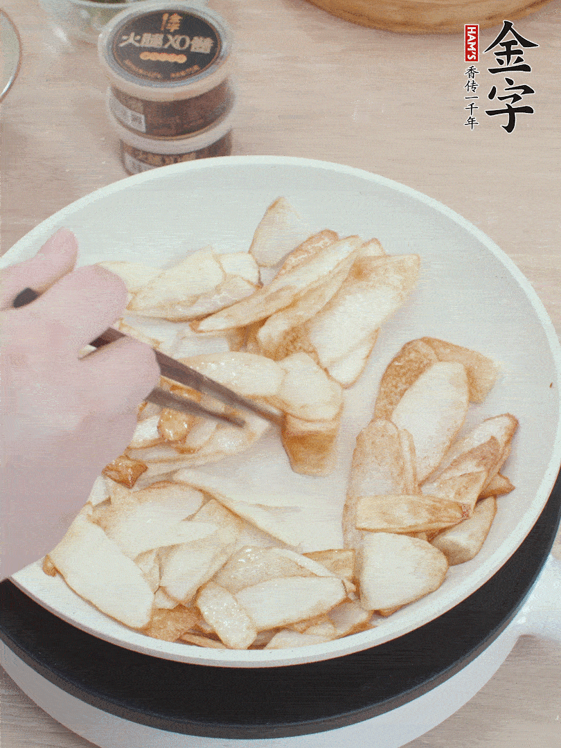 鍋中熱油，山藥煎至兩面金黃。