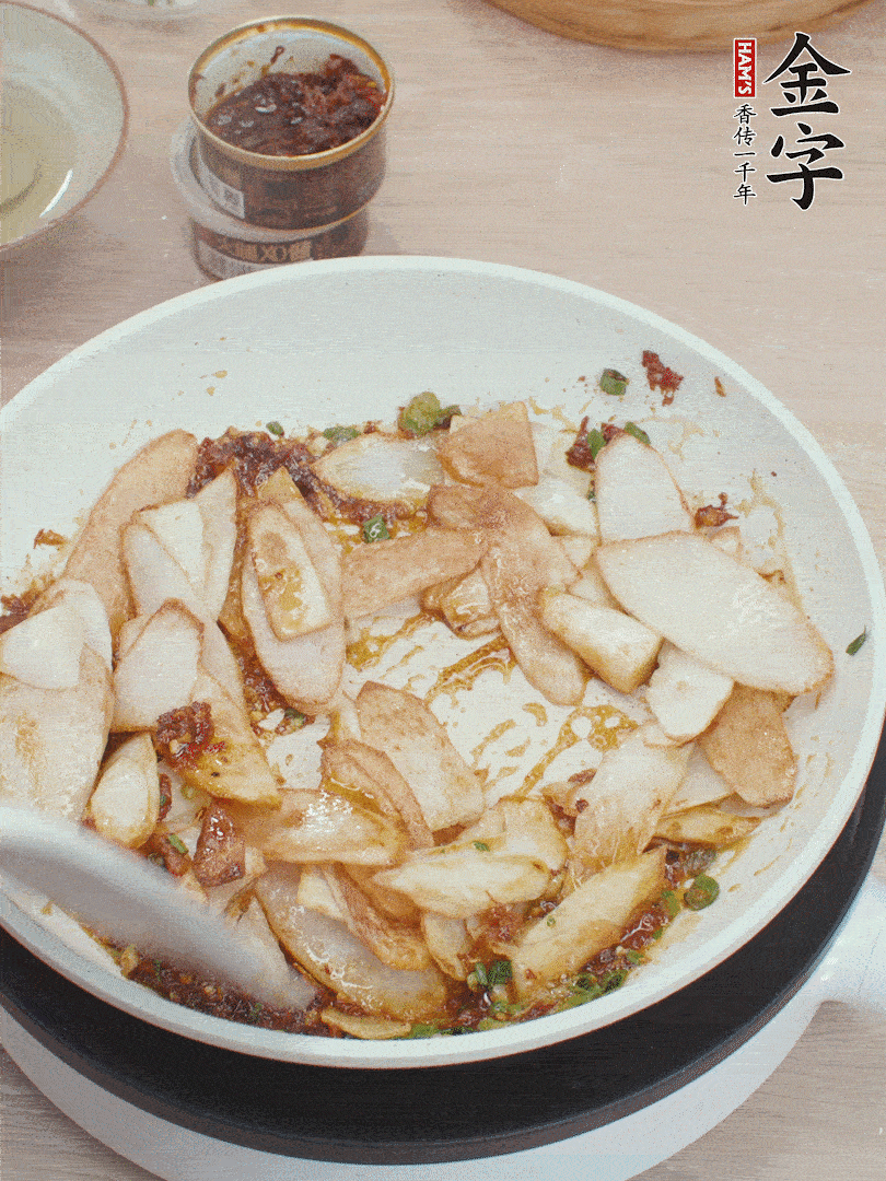 下山藥炒勻，撒蔥花。