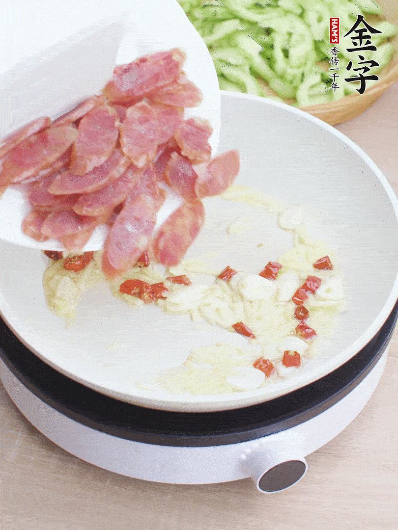 油5成熱時，姜、蒜、辣椒爆香。