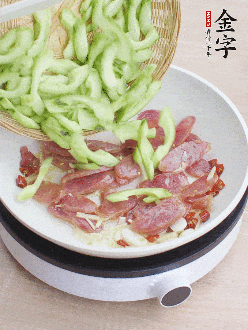 下香腸煸出油脂，放黃瓜翻炒。