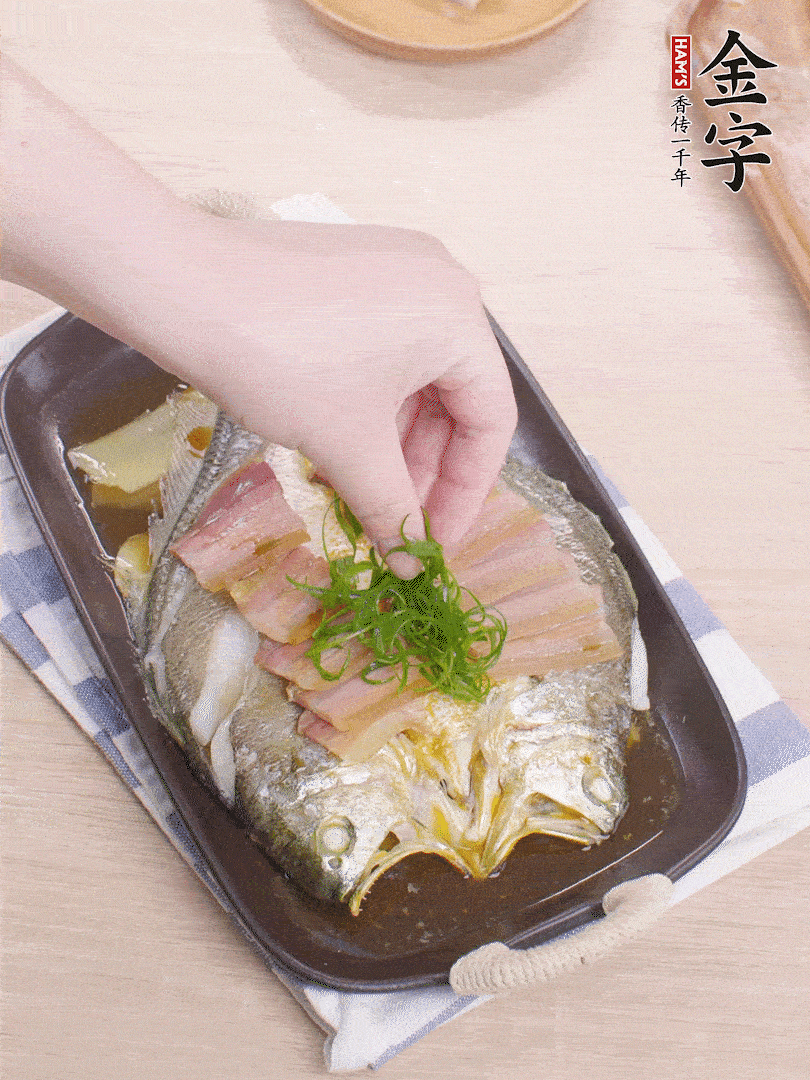 取出姜蔥，淋2勺蒸魚豉油，擺蔥絲。