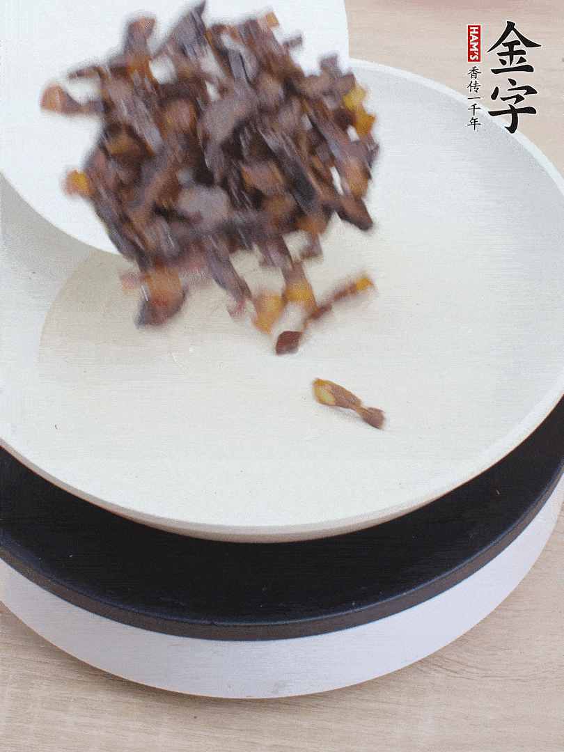 油熱倒醬油肉，編出香味。