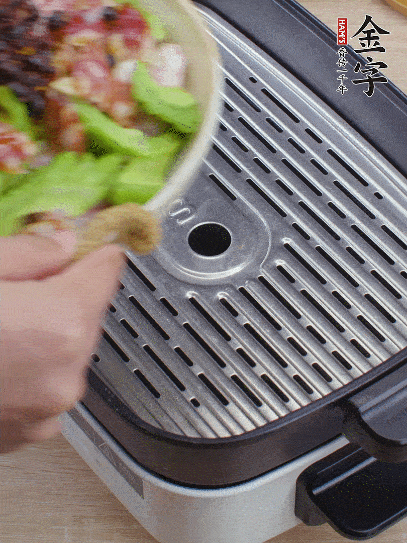 小排、苦瓜、香腸依次碼入，撒上豆豉蒸25分鐘。