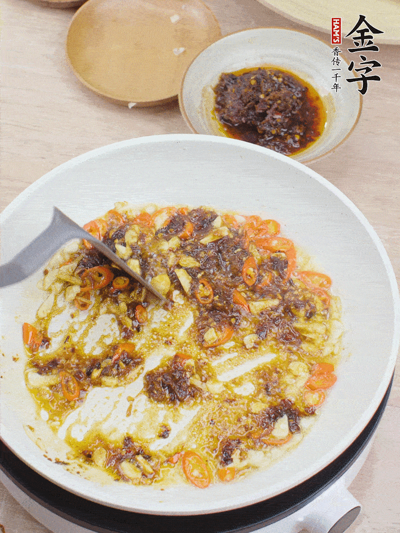 金字火腿干貝醬1勺翻炒均勻。