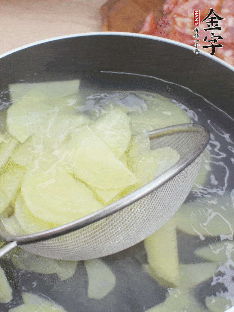 土豆去皮切片，汆燙1分鐘。香腸切薄片。