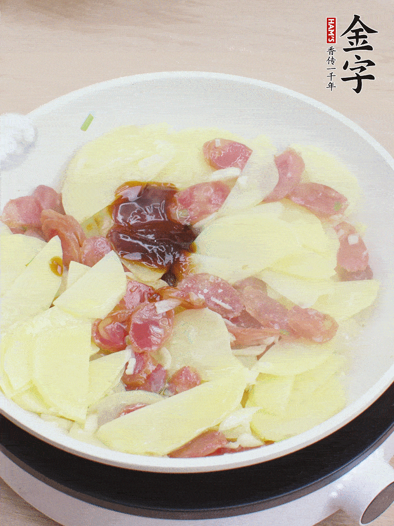 下土豆片，1勺生抽、1勺蠔油、1/3勺鹽、1/3勺糖炒至入味。