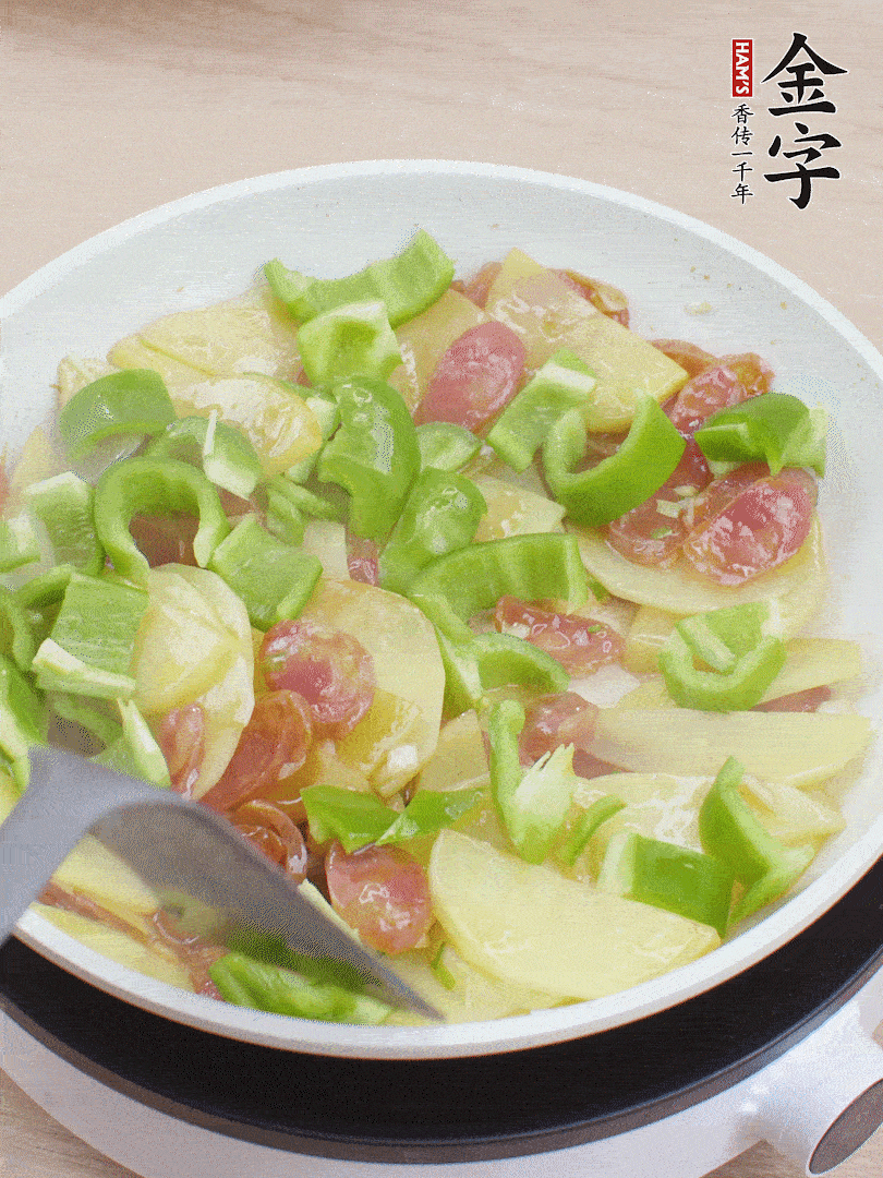 下辣椒翻炒1分鐘。