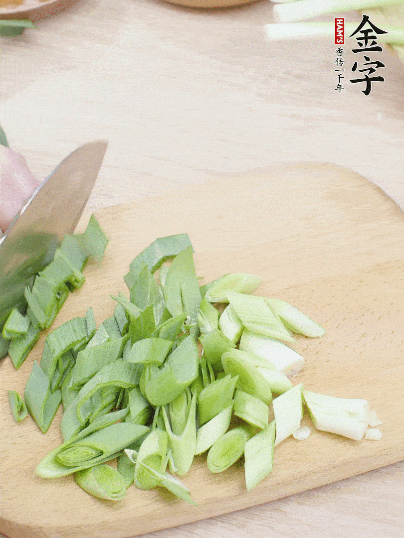 青蒜切段。（蒜白可以拍一下，再斜著切）