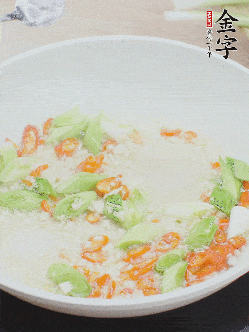 油5成熱時(shí)，下蒜末、辣椒、蒜白煸炒。