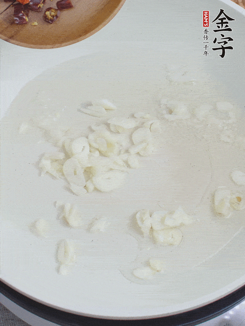 藕去皮，切成1cm見方的丁，放入清水浸泡。美人椒切圈。蒜切成末。