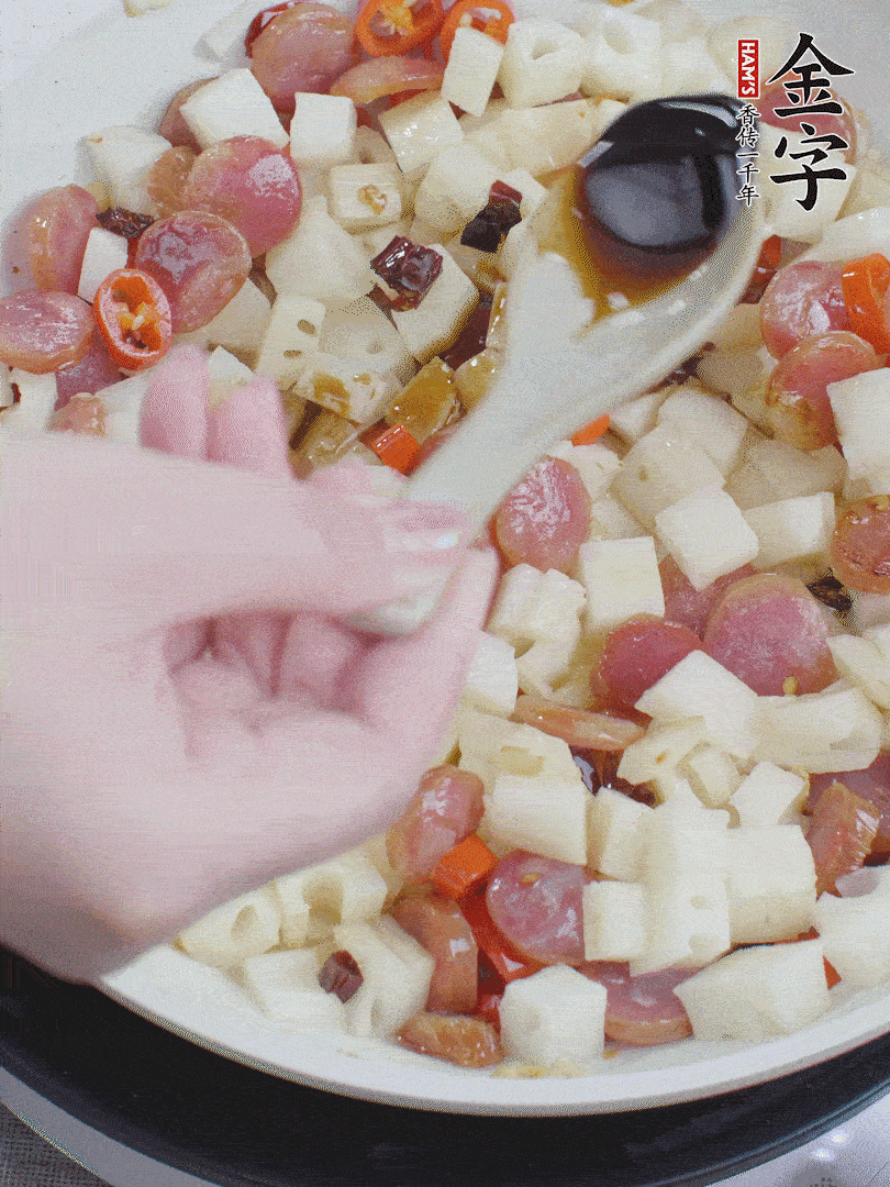 下藕丁，加生抽、香醋、白糖、鹽翻炒均勻。