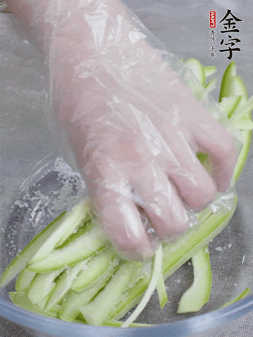 加鹽腌制15分鐘，清洗后擠干水份。