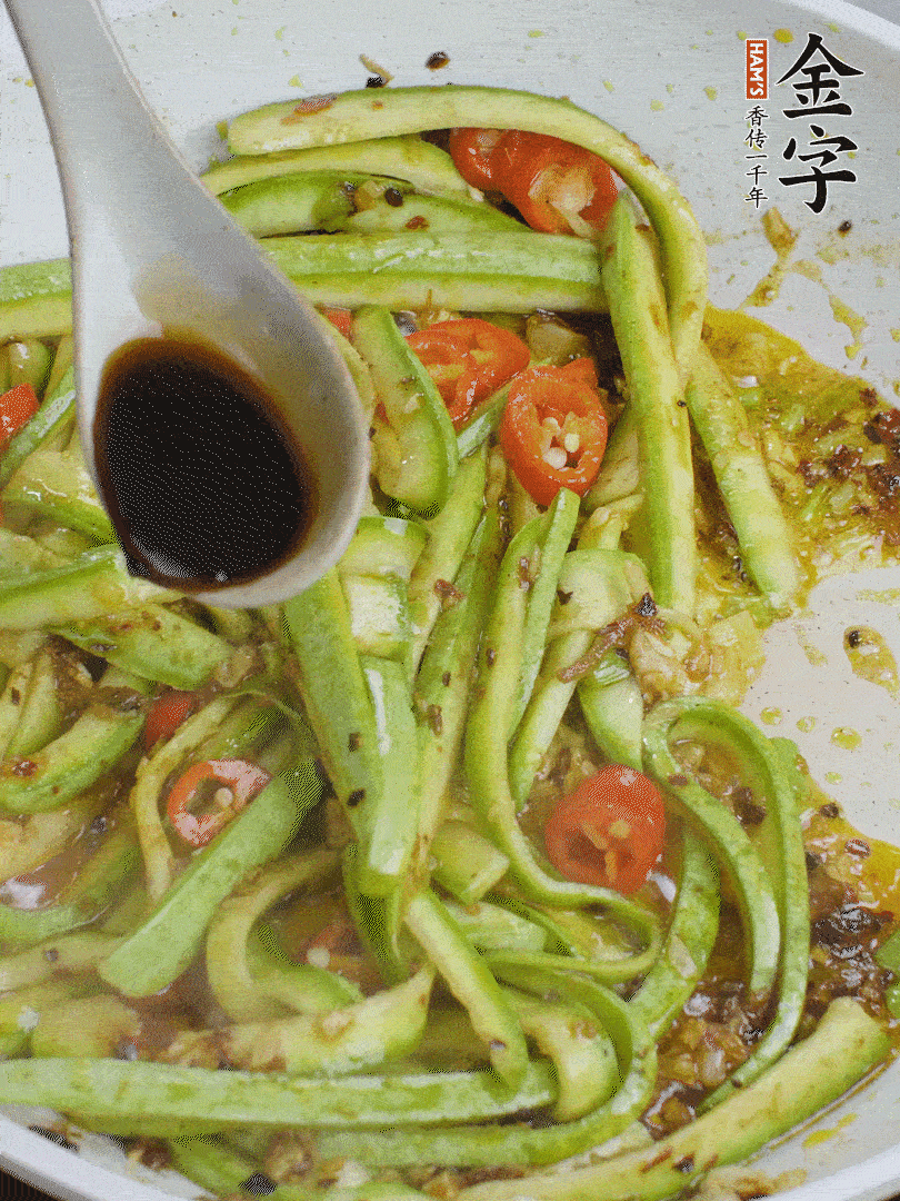 下西葫蘆，加1勺生抽、半勺蠔油、辣椒圈翻炒至斷生。