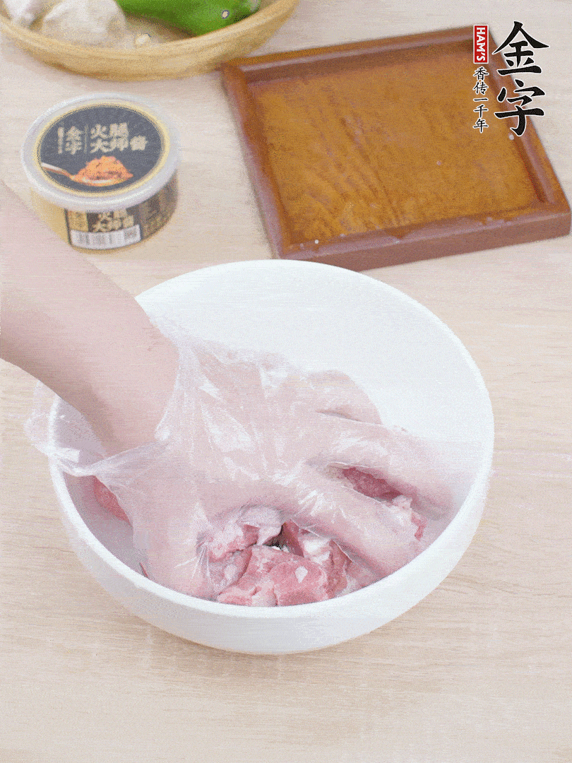 豬小排，加1勺料酒、1勺蠔油、1/3勺白胡椒粉、淀粉，抓拌均勻腌漬30分鐘。青椒去蒂去籽切塊。洋蔥去皮切塊。