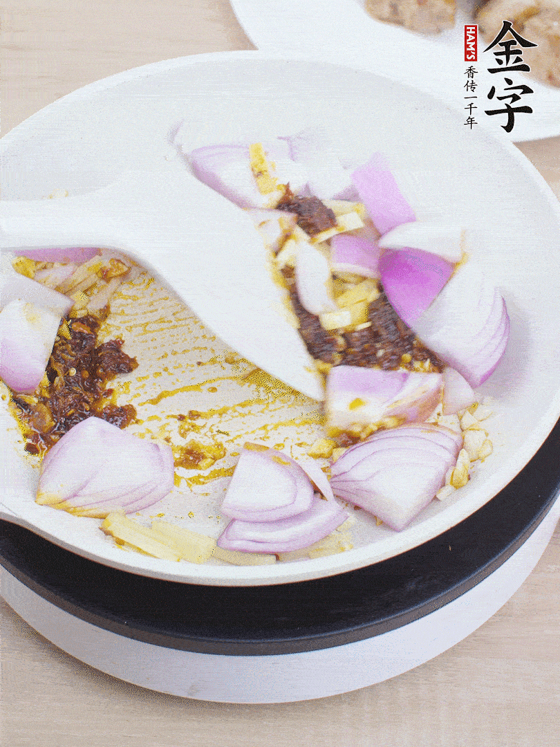 另起一鍋，姜、蒜末、1勺金字火腿大師醬、洋蔥塊炒香。