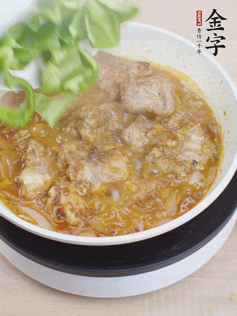 下青椒，翻炒炒至湯汁收干。