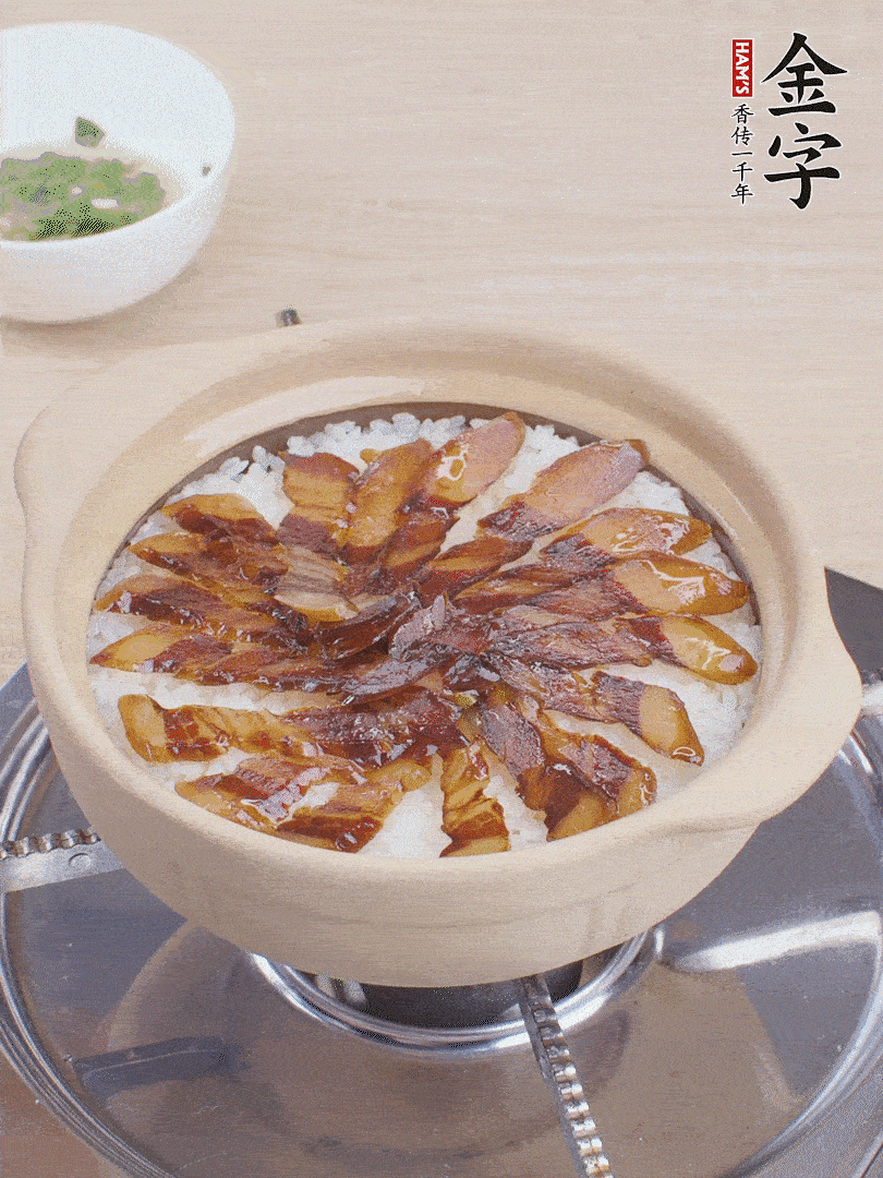 快收水時(shí)，鋪醬油肉，鍋邊淋點(diǎn)油，轉(zhuǎn)動(dòng)砂鍋，燜煮2分鐘。