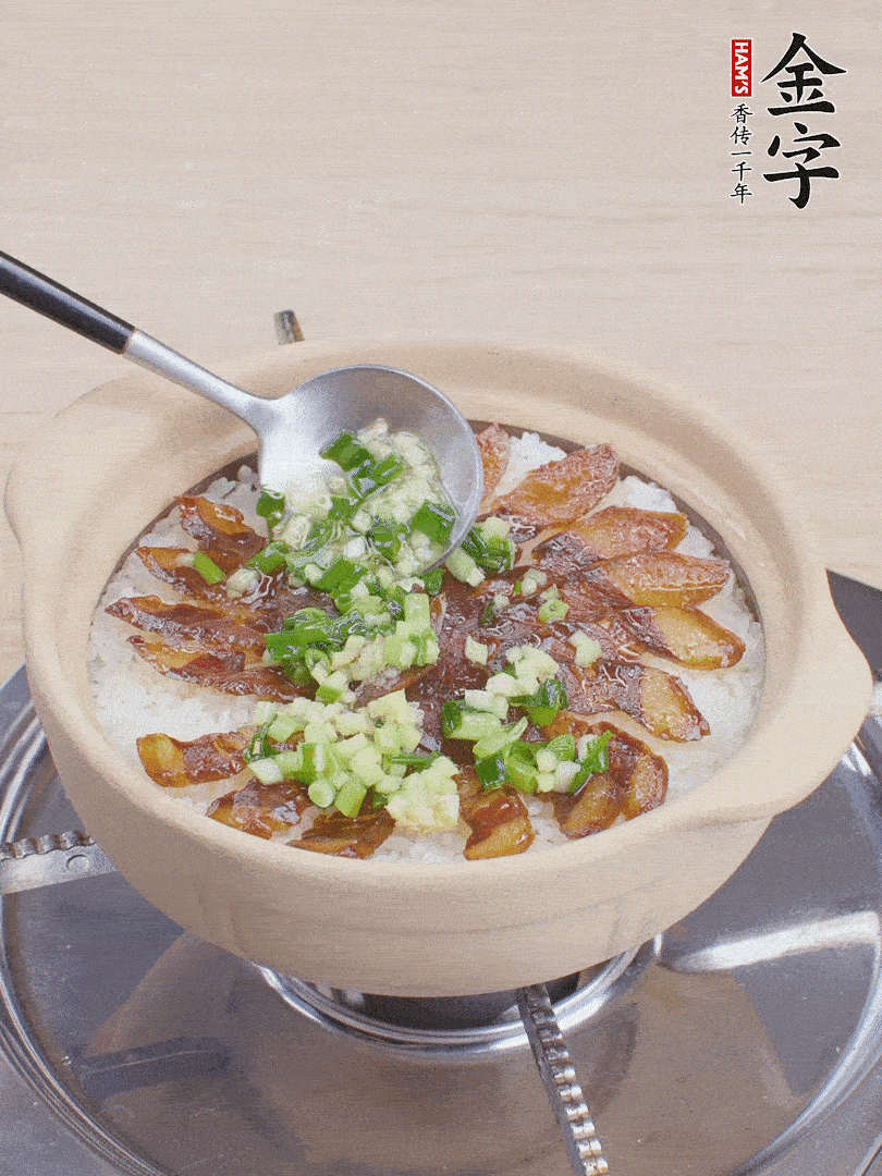 倒蔥姜醬再燜1分鐘。（也可以淋點(diǎn)生抽）