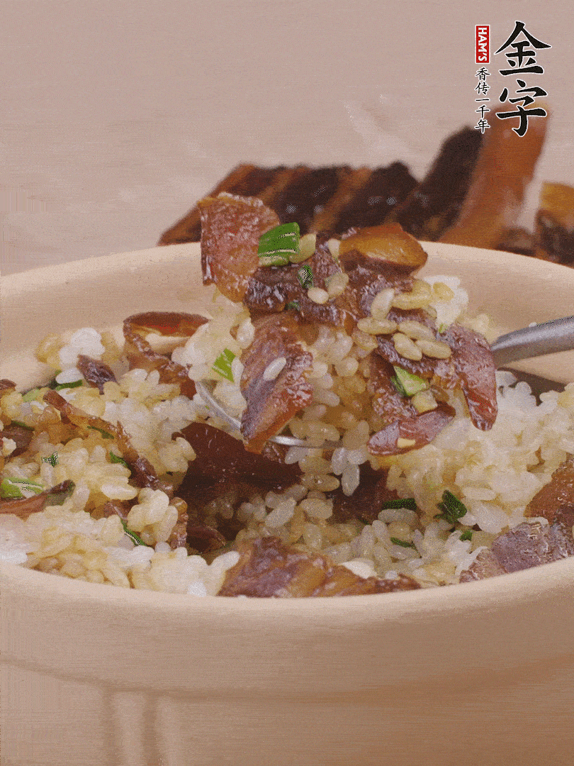 揭蓋后撒點(diǎn)蔥花裝飾，趁熱拌勻。