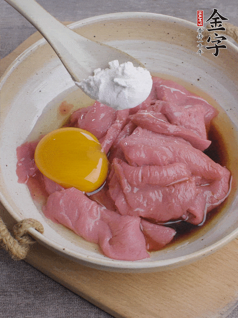 牛肉切片，雞蛋1個、水2勺、料酒1/2勺、生抽1/2勺、生粉1勺腌15分鐘。