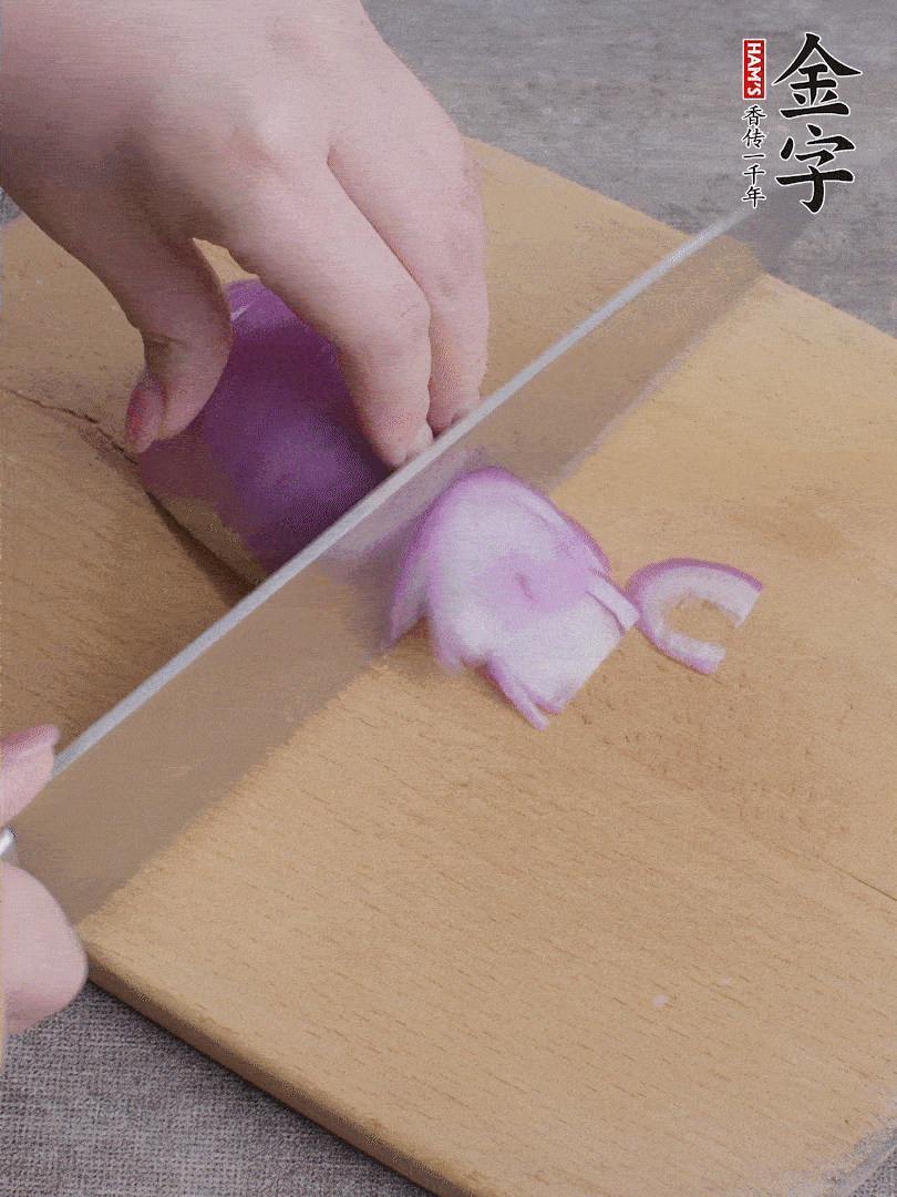 洋蔥切絲、蔥切段。