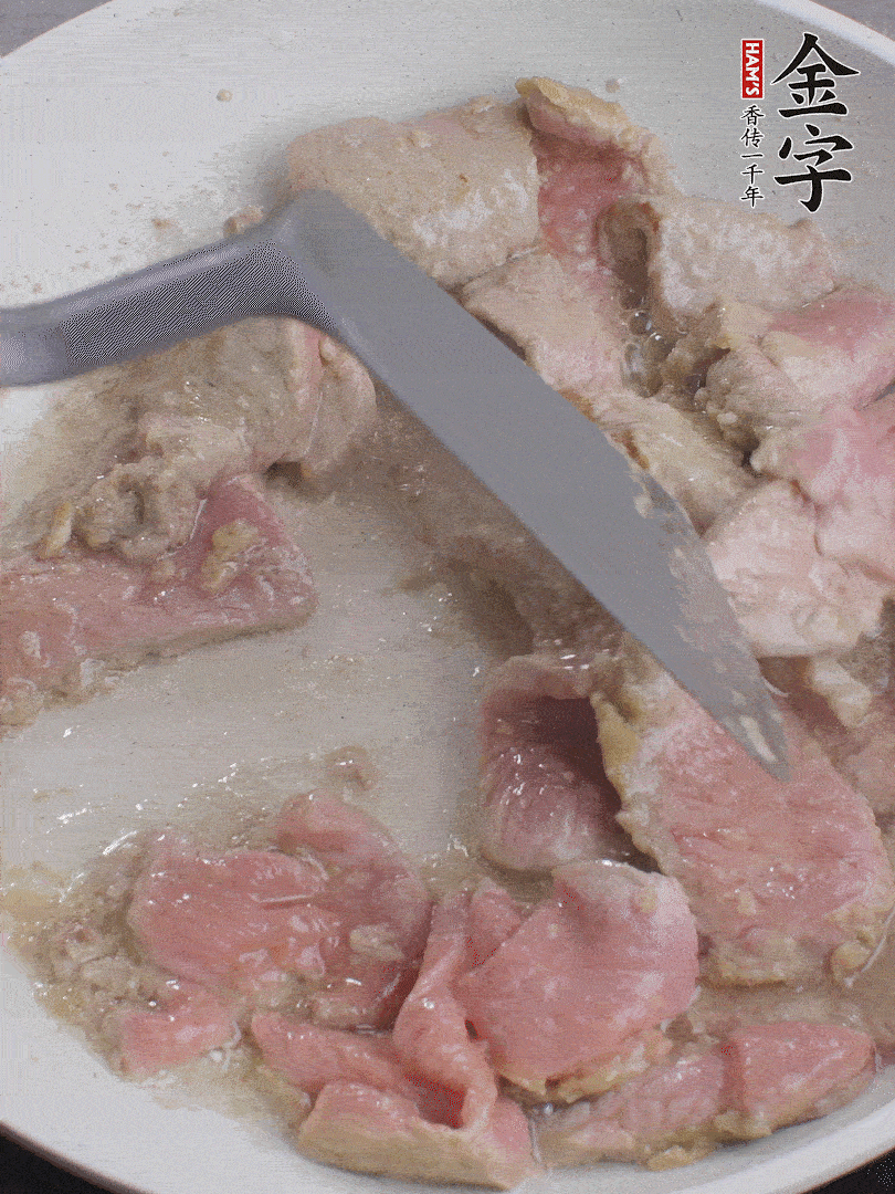 鍋中少油，下牛肉炒至變色。（盛出來）