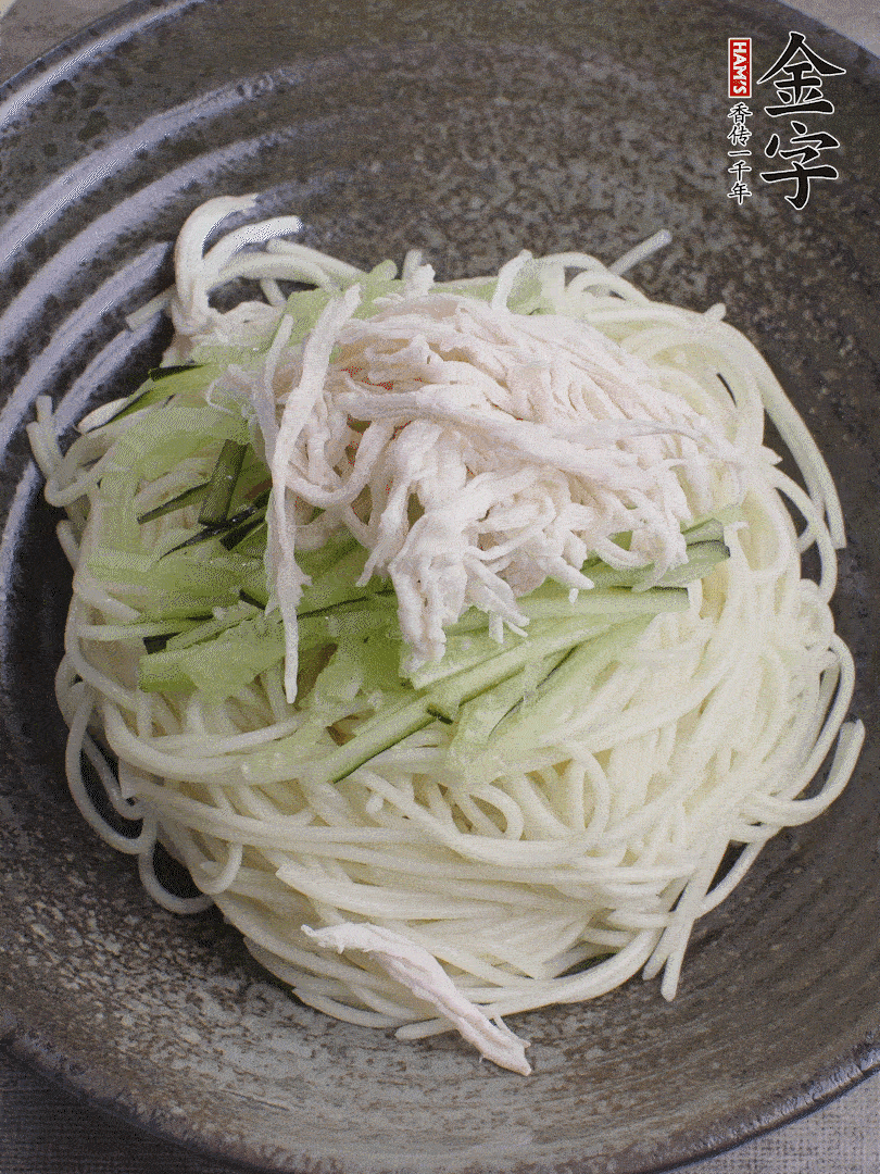 堿水面（熟）倒入大碗中，鋪上黃瓜絲、雞絲。