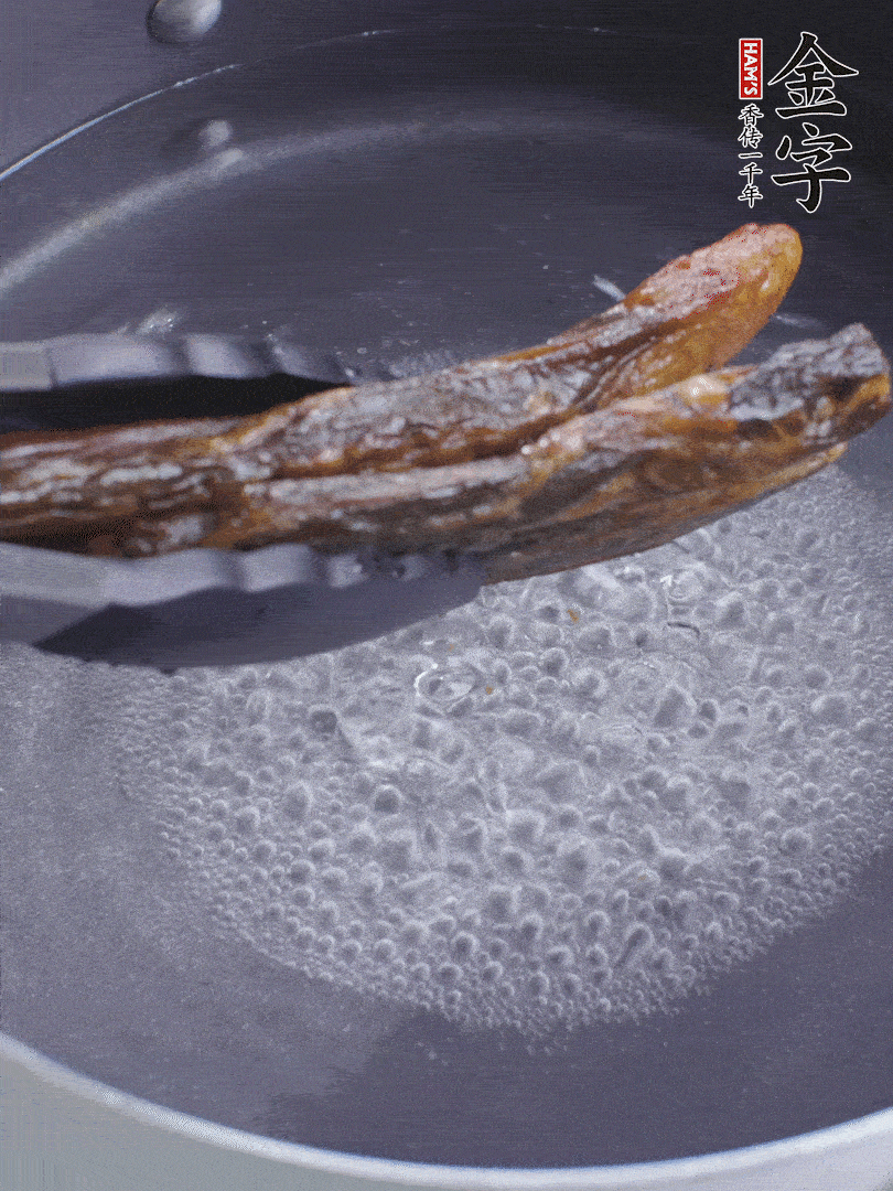 金字醬油肉水煮15分鐘，切薄片。
