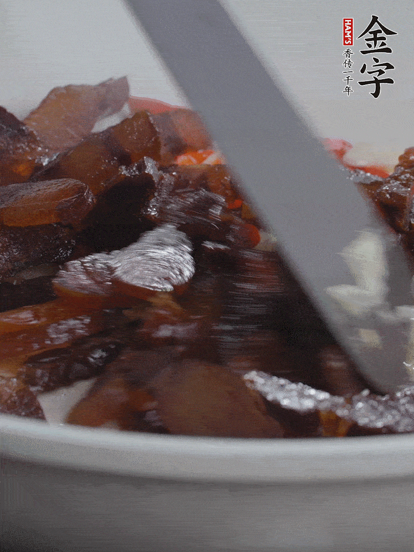 下醬油肉，煸出油脂。