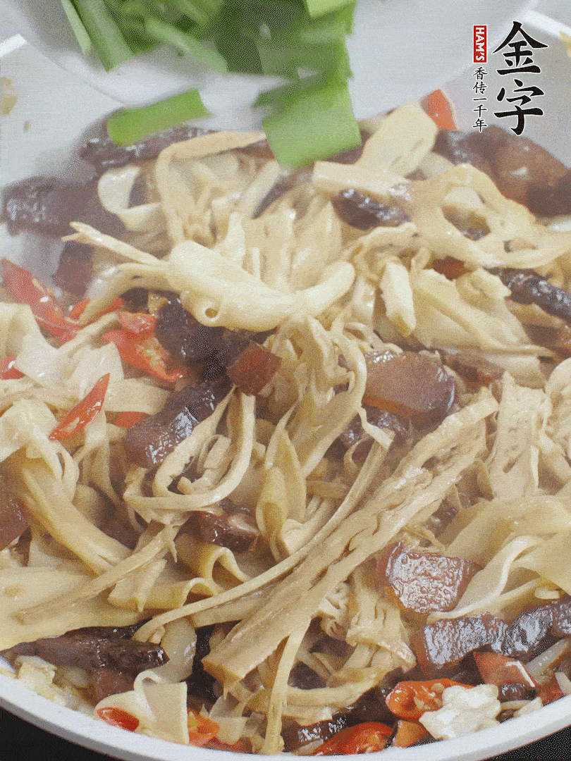 翻炒均勻，下蒜葉。