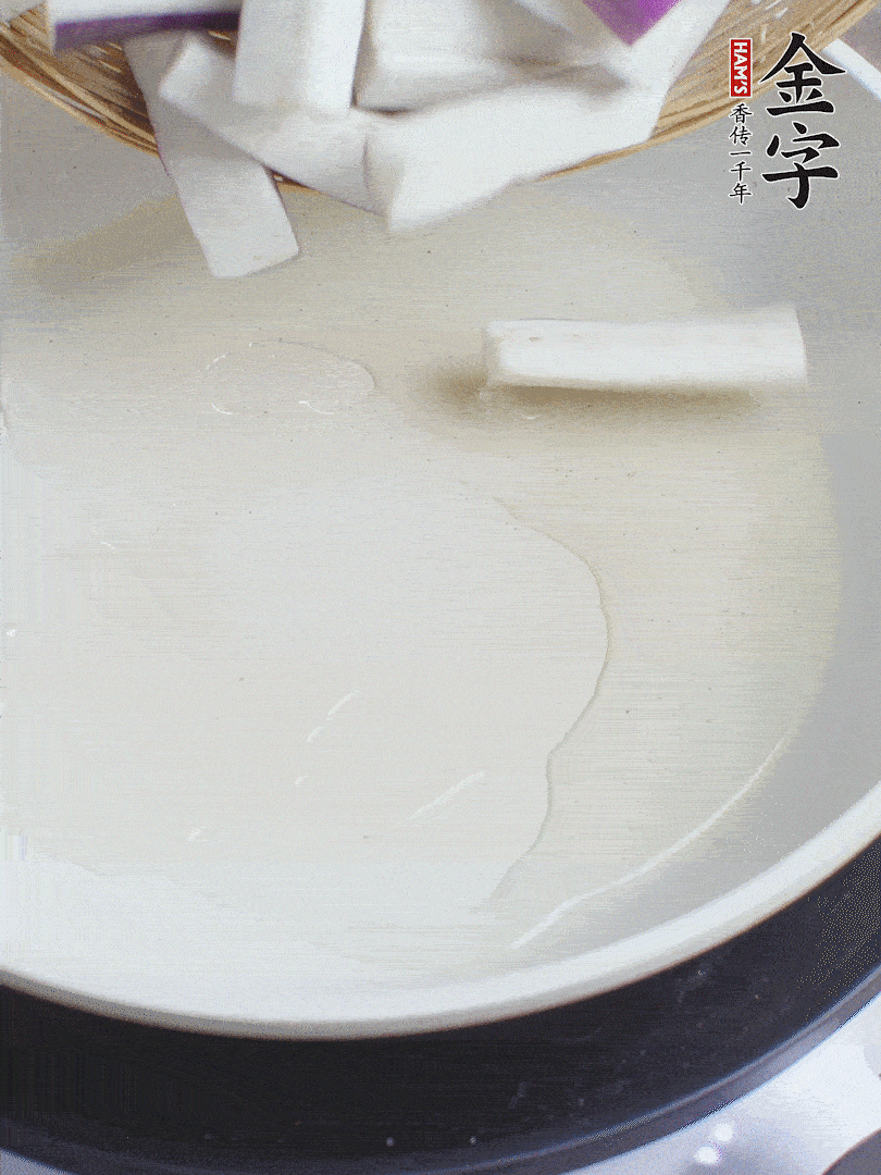 杭茄洗凈去蒂，縱向剖成4份，切成長10cm左右的段。白洋蔥切絲。口蘑洗凈去掉柄。紅椒切菱形片。