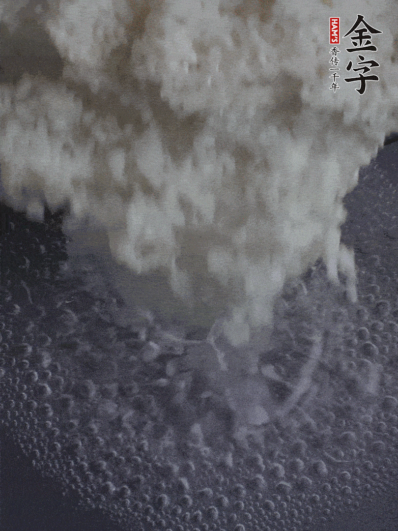 浸泡好的大米，沸水下鍋煮5分鐘，撈出瀝干。