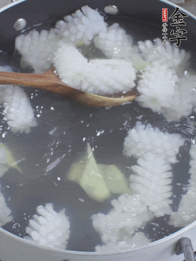 魷魚解凍后，加姜片、料酒汆燙30秒。