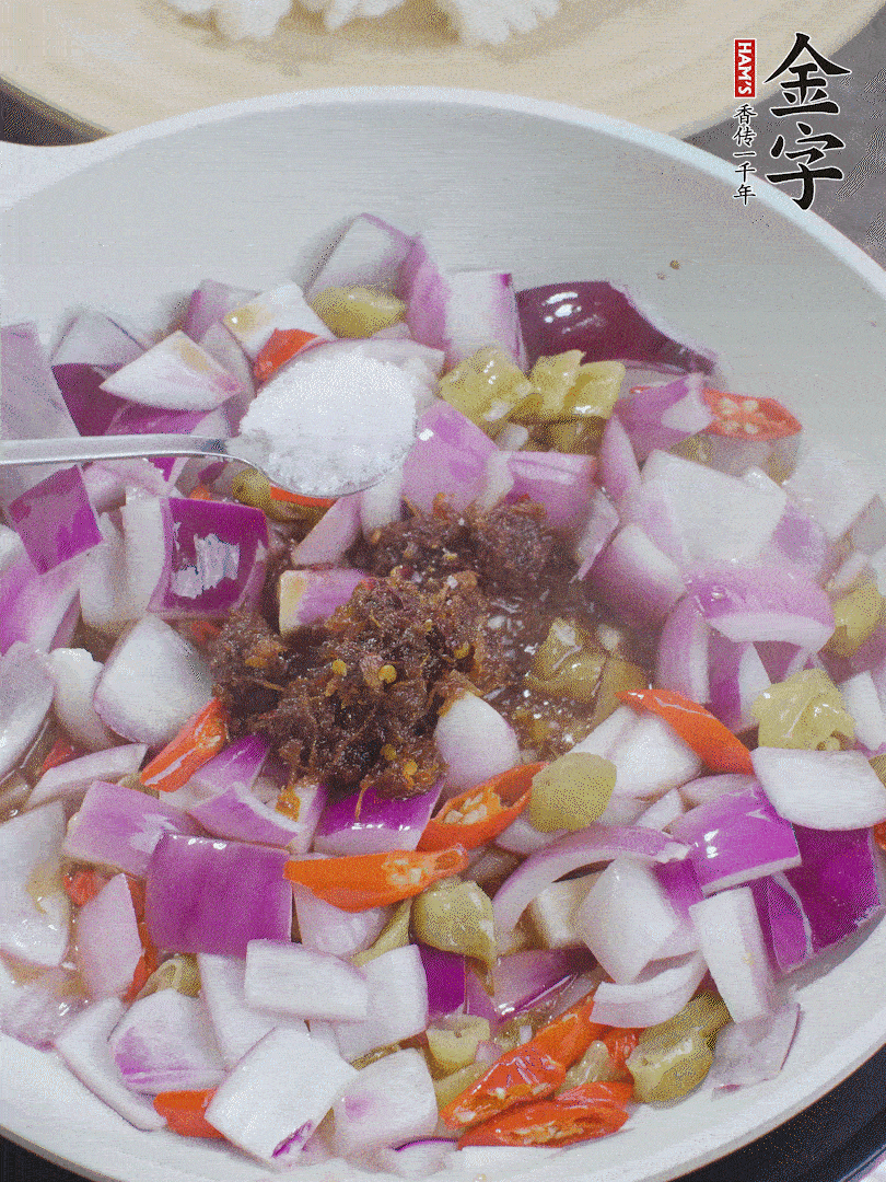 加1大勺金字火腿大師醬、2勺生抽、1勺糖，翻炒。