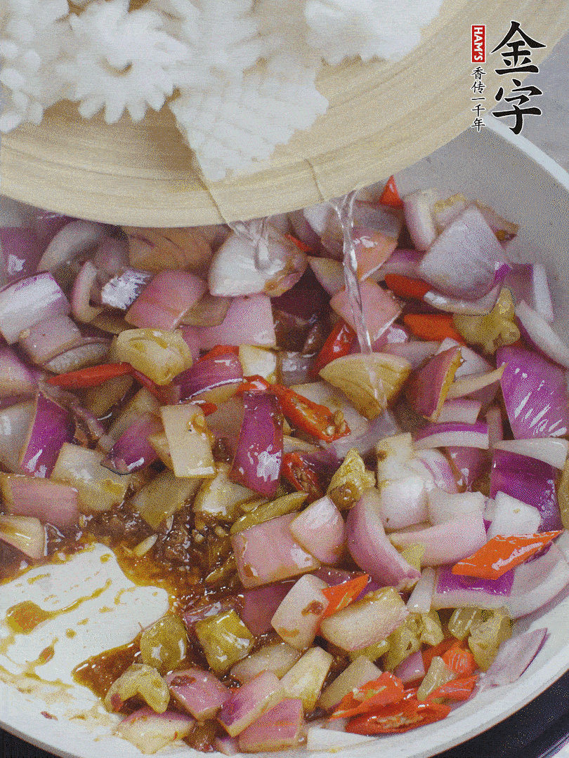 下魷魚花，2勺料酒炒勻。