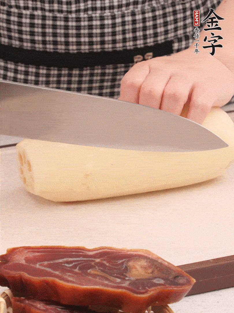 蓮藕削皮切塊。