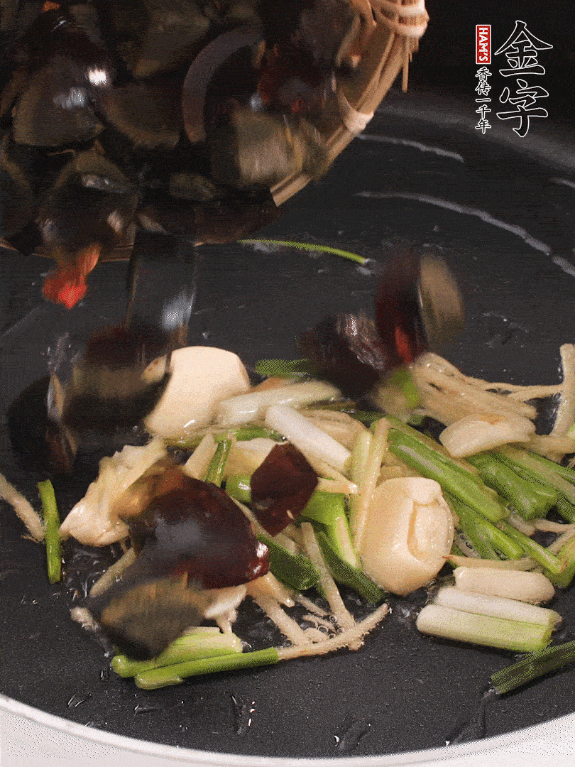 熱油爆香蔥姜，放入皮蛋翻炒至氣泡。