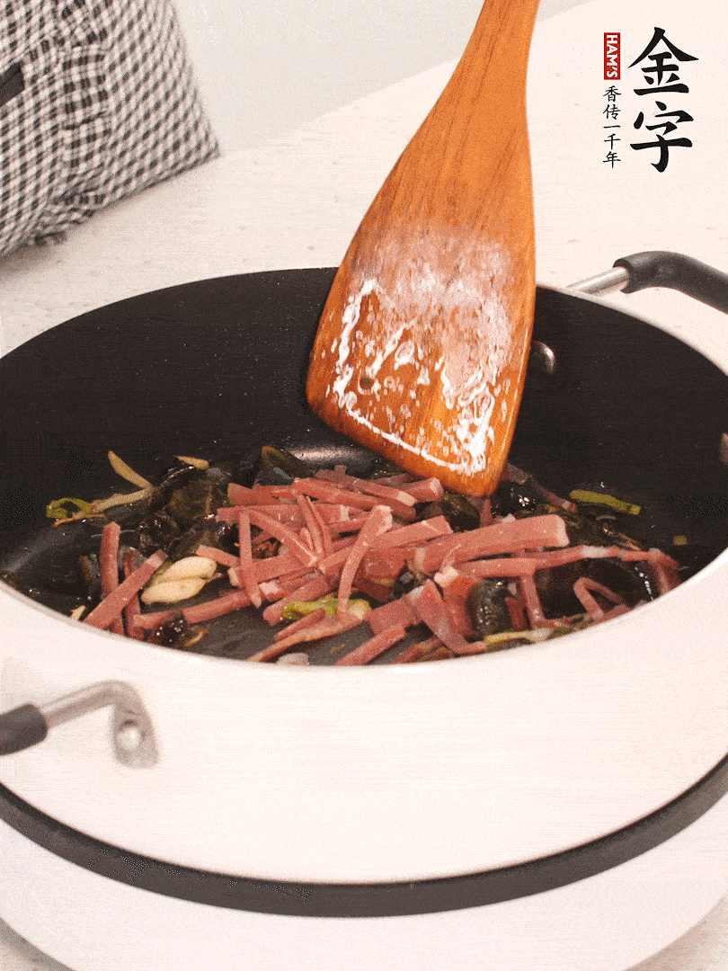 加入火腿煸炒一會(huì)，倒入開水燉煮15分鐘。