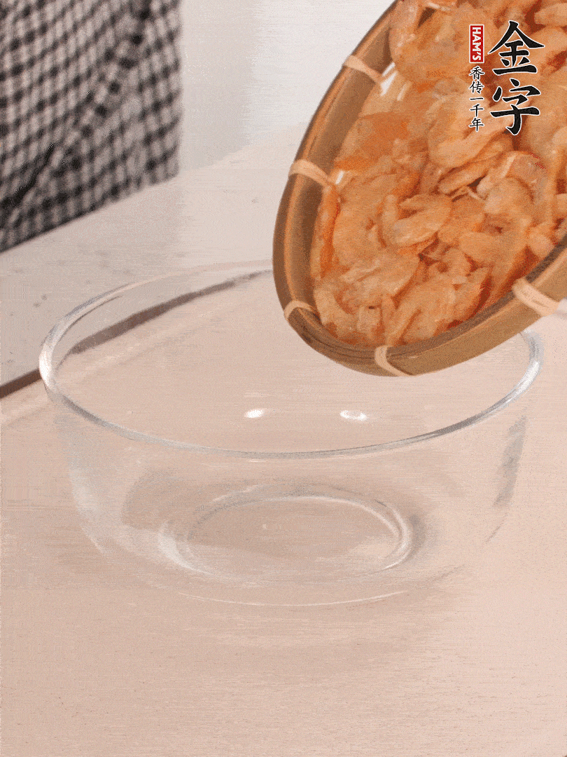 海米提前用溫水浸泡一會。