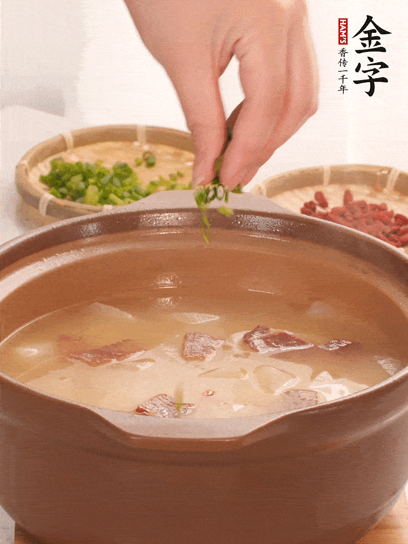 最后點綴點小蔥花、枸杞，增色提味。