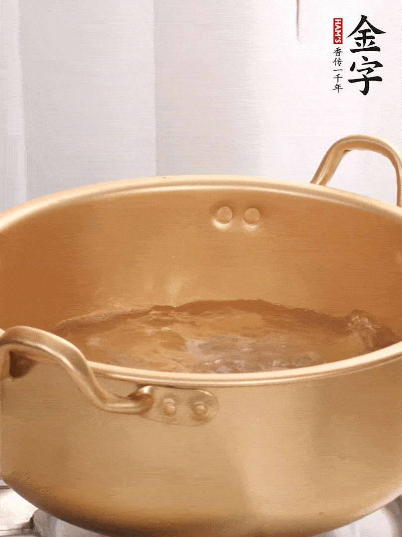 排骨加姜片、料酒，冷水下鍋焯水，撇去浮沫。