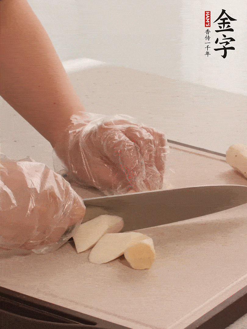 鐵棍山藥洗凈削皮，切斜刀塊。