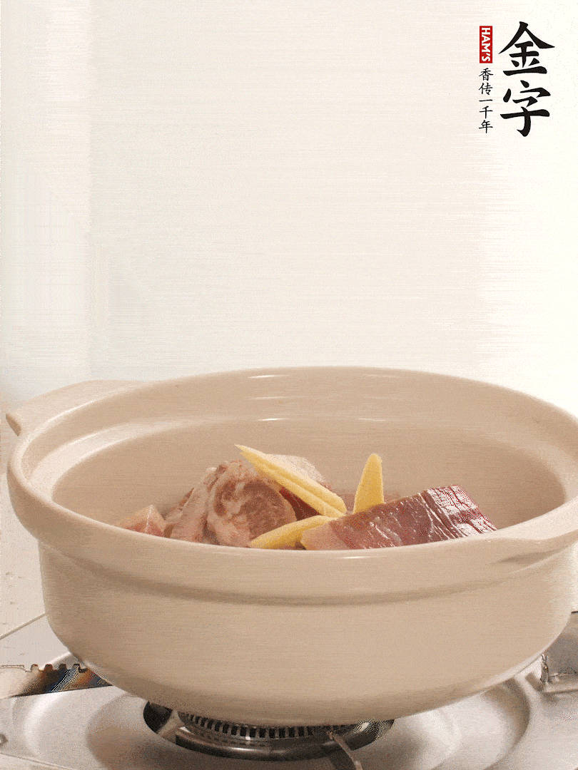 湯鍋放入排骨、火腿、姜，加適量水。煮開后轉(zhuǎn)小火燉40分鐘。