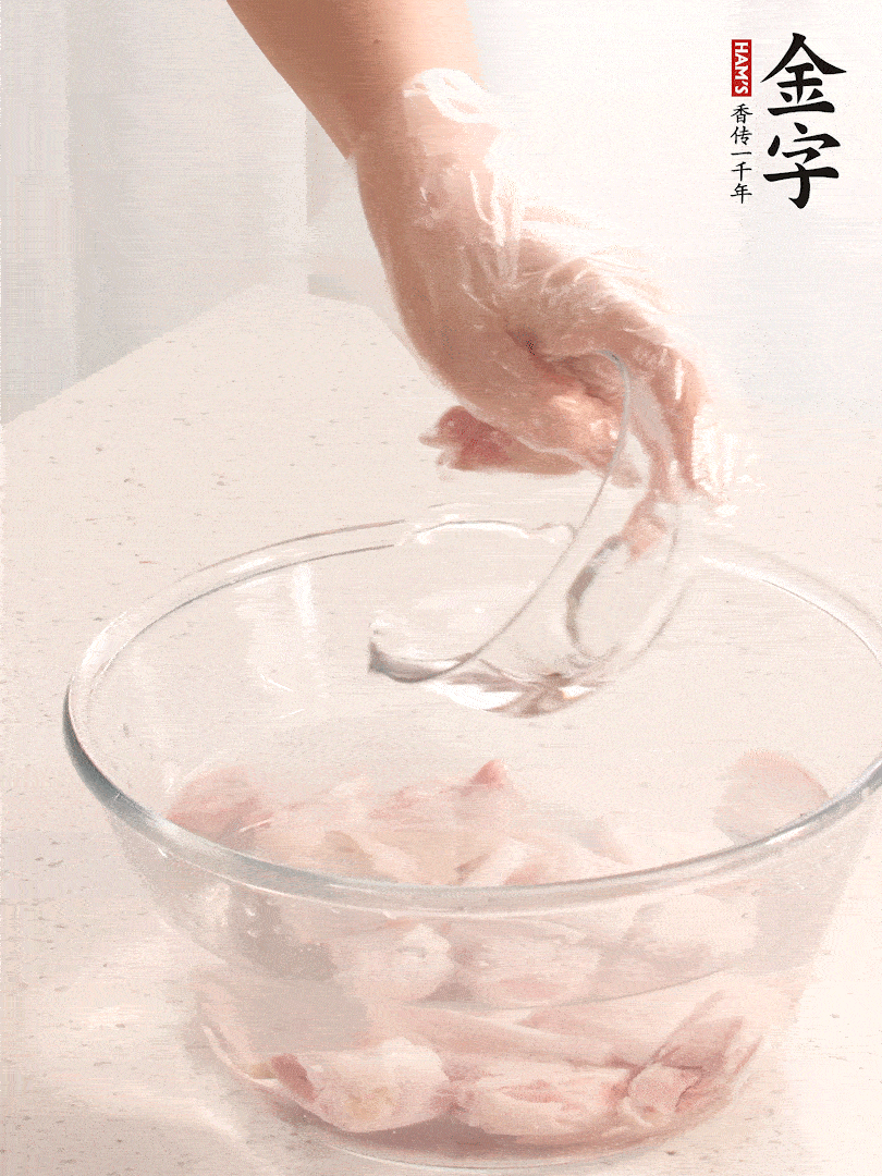 豬蹄除去雜毛、刮去油膩，斬成大塊，冷水浸泡半小時(shí)出血水，冷水下鍋，放入姜片、醋去腥，水燒開大約2分鐘，撈出。（白醋能夠讓豬蹄更白凈）