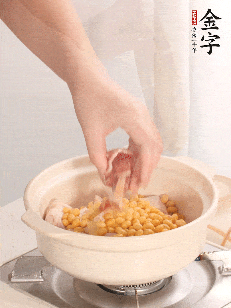 湯鍋放入豬蹄、姜片，加入黃豆、火腿，倒入足量的清水、適量料酒。