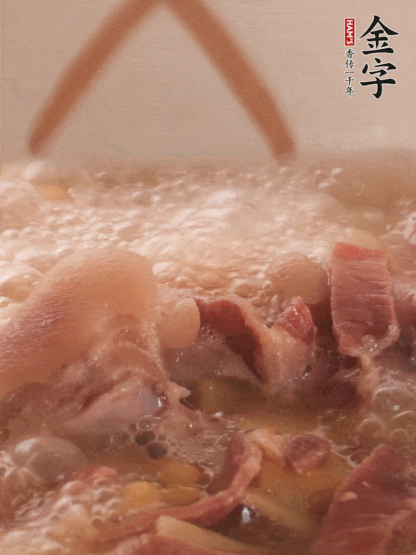 大火將水煮開后，蓋上鍋蓋，轉(zhuǎn)小火慢燉1個(gè)半小時(shí)。