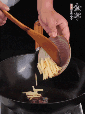 留少許余油，下姜絲、毛豆、火腿翻炒。